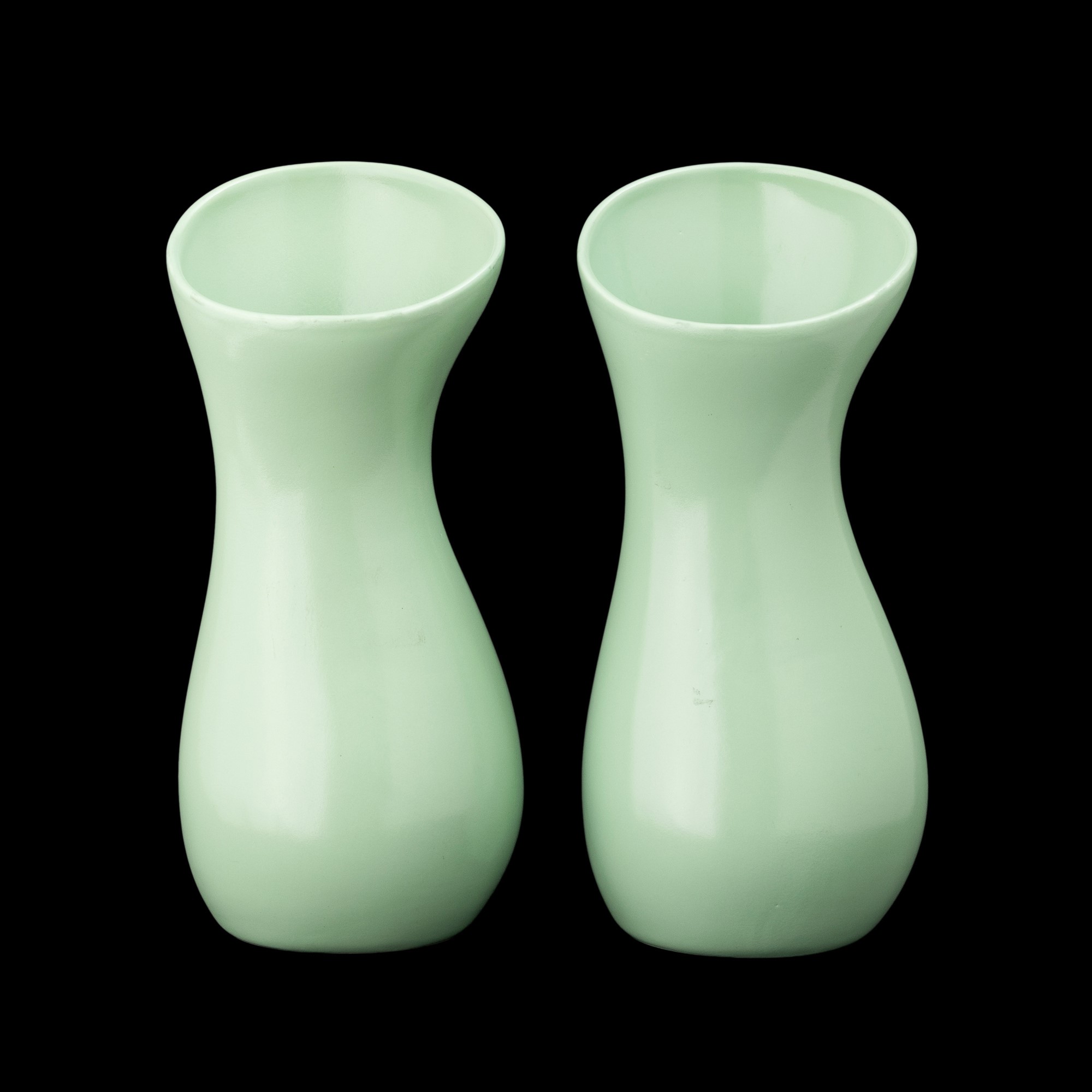Antonia Campi - Coppia di vasi a clessidra asimmetrici in terraglia con smalto verdino (Laveno, 1...