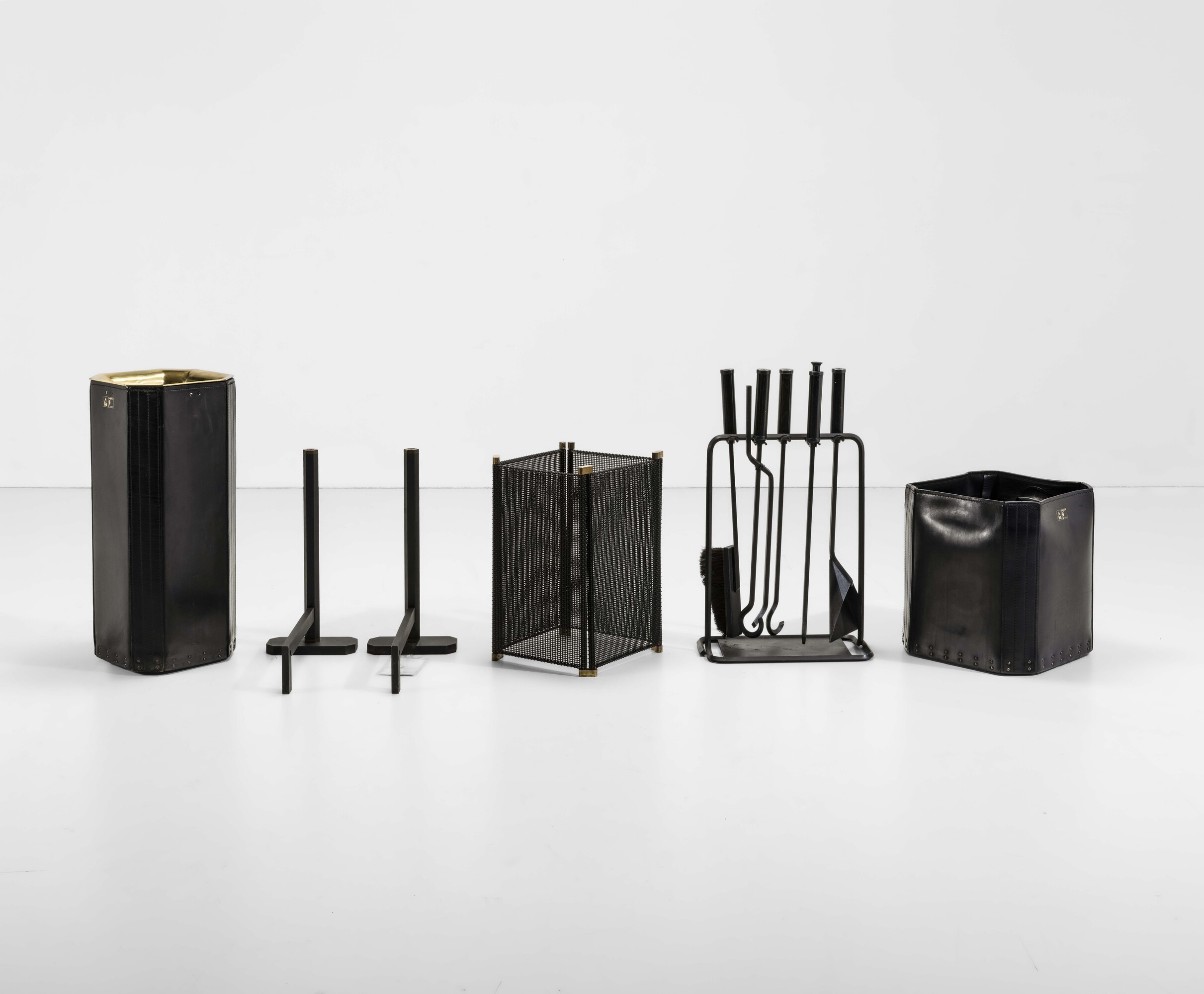 Afra e Tobia Scarpa - Set di accessori da camino (struttura in metallo laccato, ottone e cuoio)