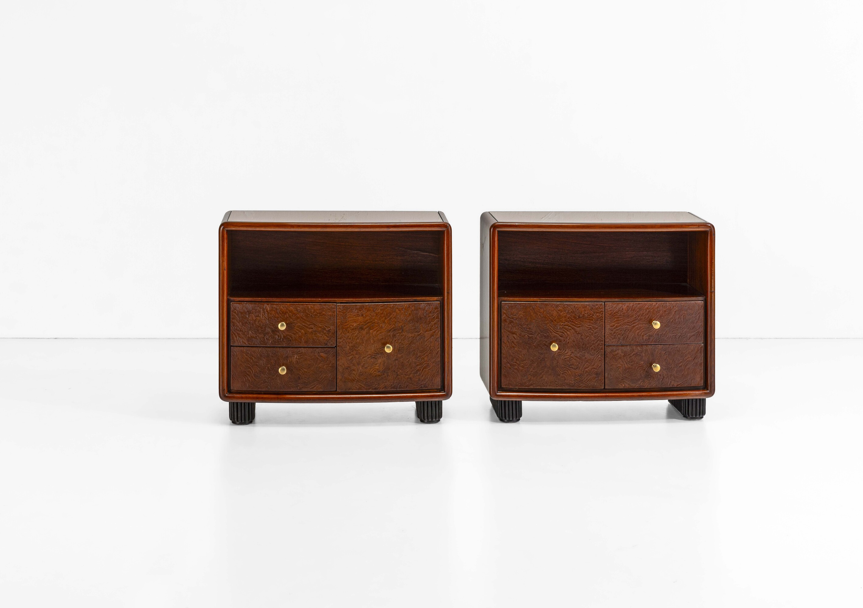Osvaldo Borsani - Coppia di comodini con struttura in legno e inserti in ottone