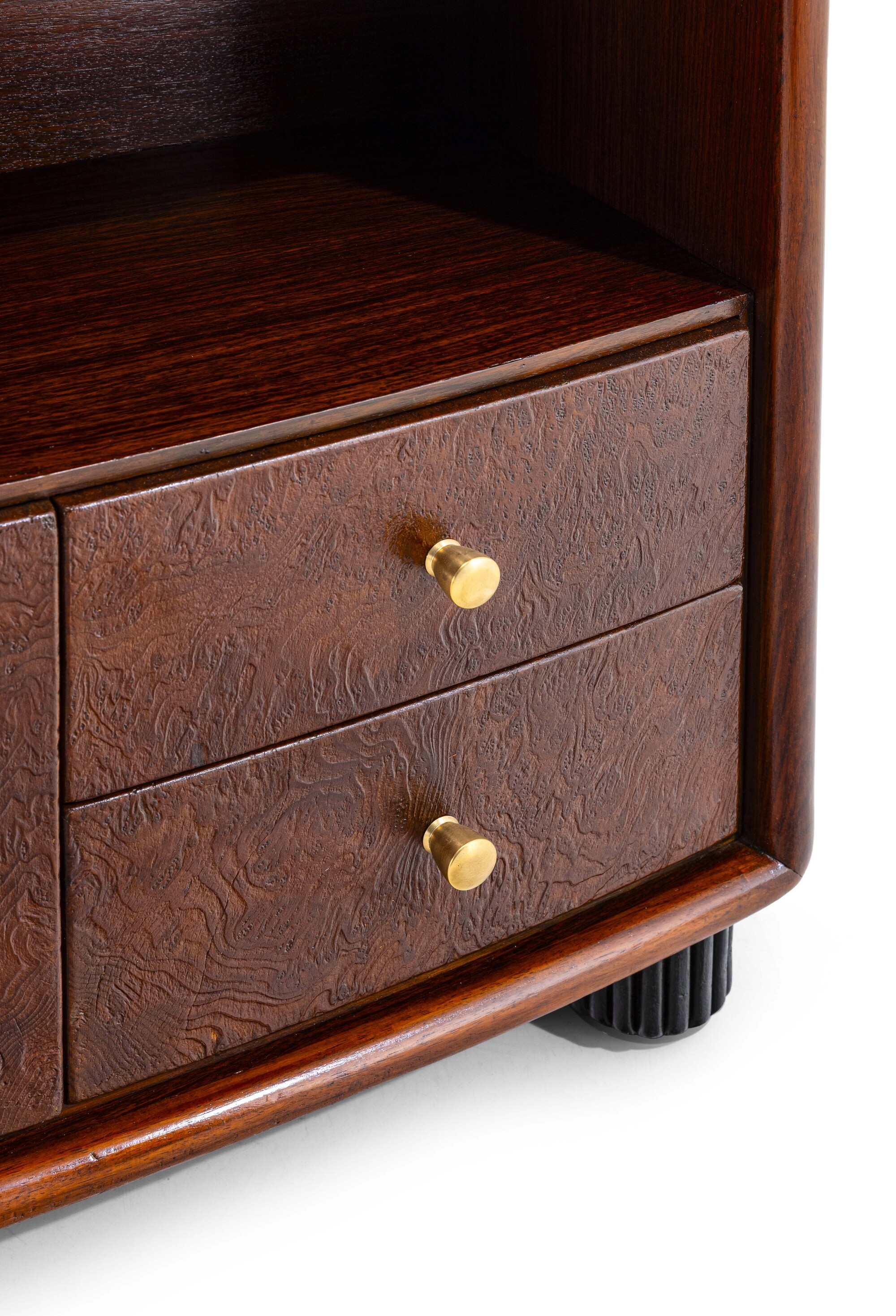 Osvaldo Borsani - Coppia di comodini con struttura in legno e inserti in ottone