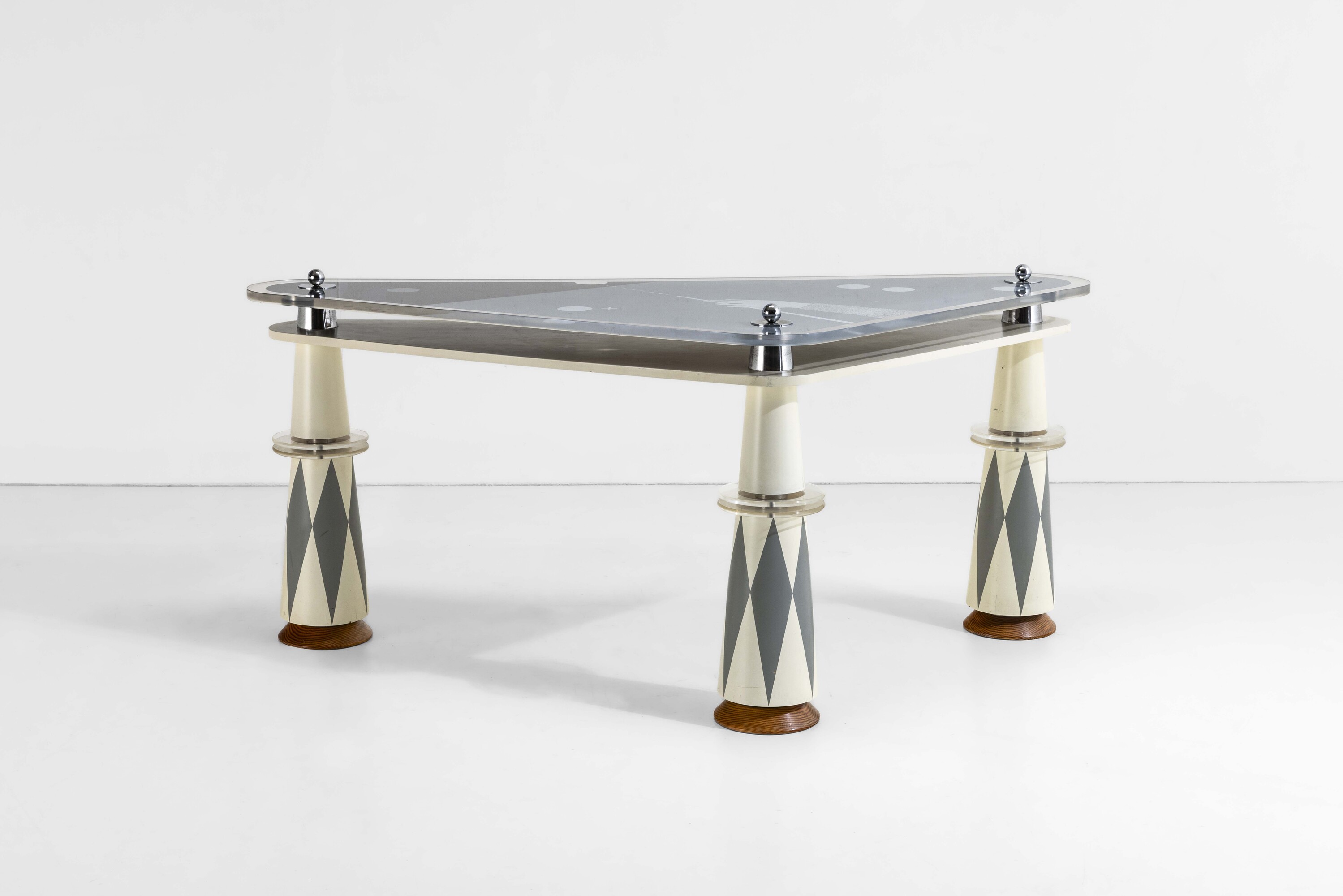 Tavolo, struttura in legno e metallo cromato con piano e dettagli in plexiglass (produzione itali...
