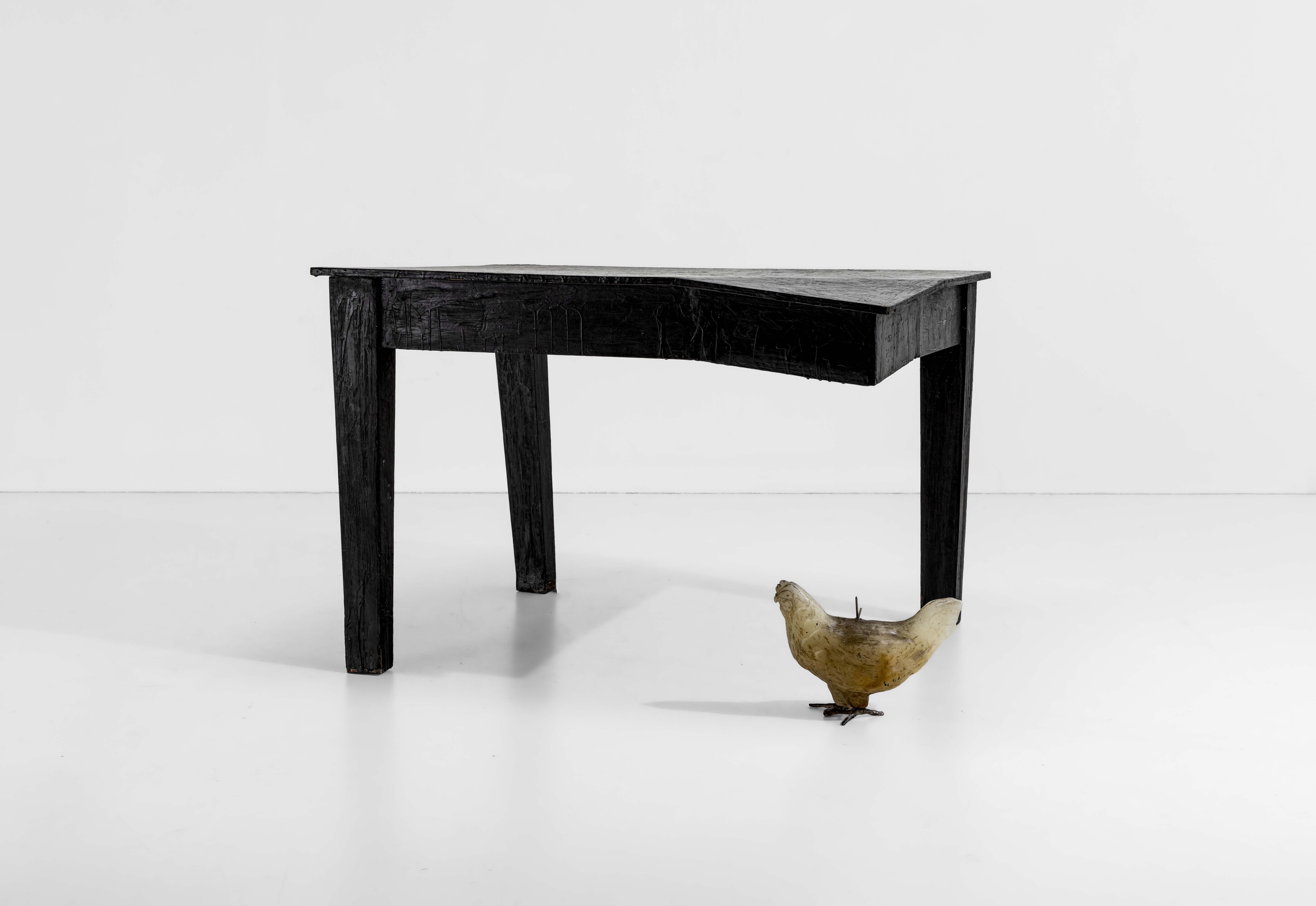 Odeneia Pamici, Tavolo con struttura in legno dipinto e scultura in cera e metallo (Italia, 1994)