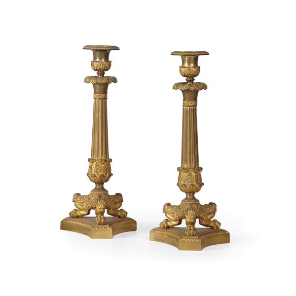 Coppia di candelieri neoclassici in bronzo dorato. XIX secolo