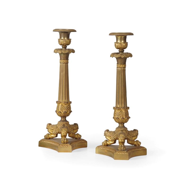 Coppia di candelieri neoclassici in bronzo dorato. XIX secolo  - Auction Ettore Mocchetti's Wunderkammer - Cambi Casa d'Aste