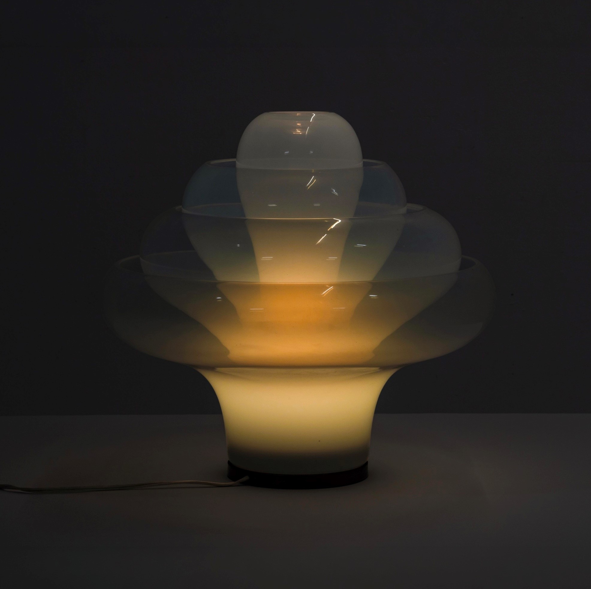 Carlo Nason - Lampada da tavolo “Lotus” mod. LT 305, vetro di Murano opalino