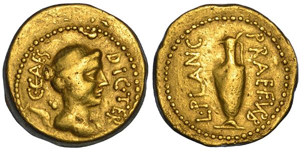 GIULIO CESARE, 100-44 a.C. Aureo con L. Munatius Plancus, prefetto di Roma, autunno 45 a.C.
