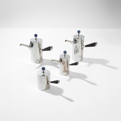 Servizio da tè e caffè in quattro elementi, argento 925 con pomoli in sodalite e maniglie in legn...