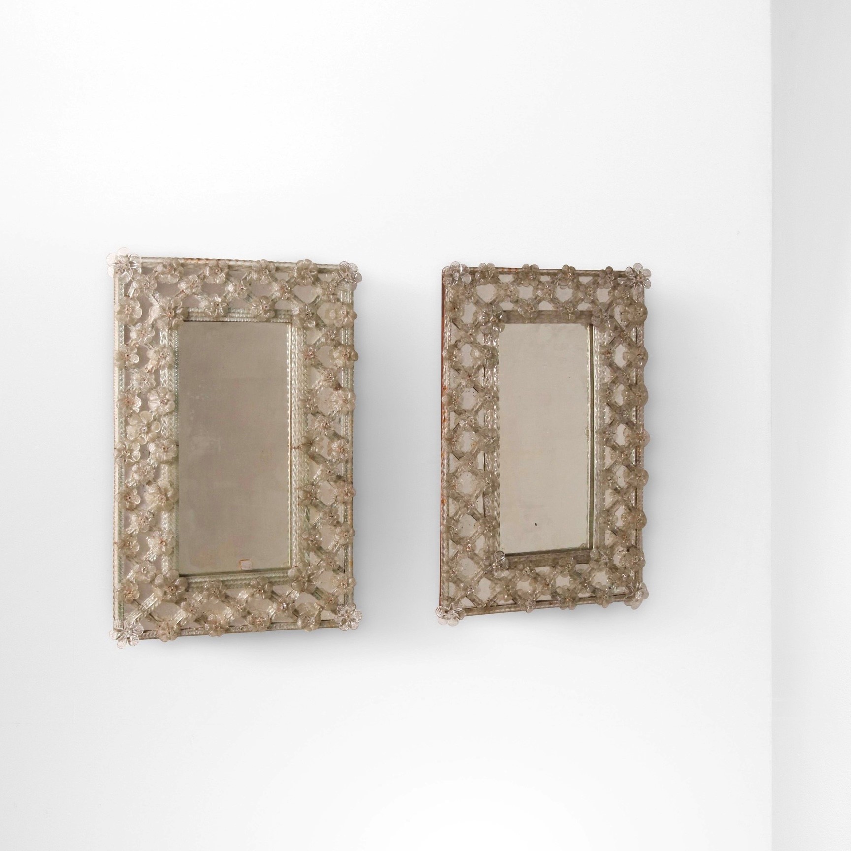 Seguso - Due specchiere da parete con elementi decorativi in vetro di Murano