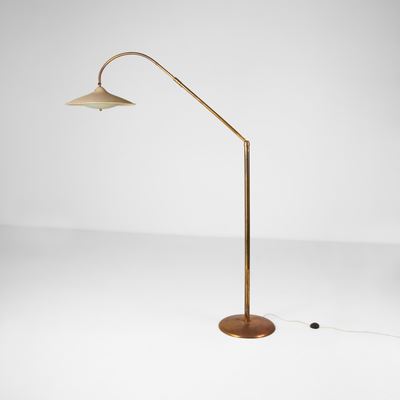 Lampada da terra estensibile, struttura in ottone con diffusore in metallo laccato e vetro satina...