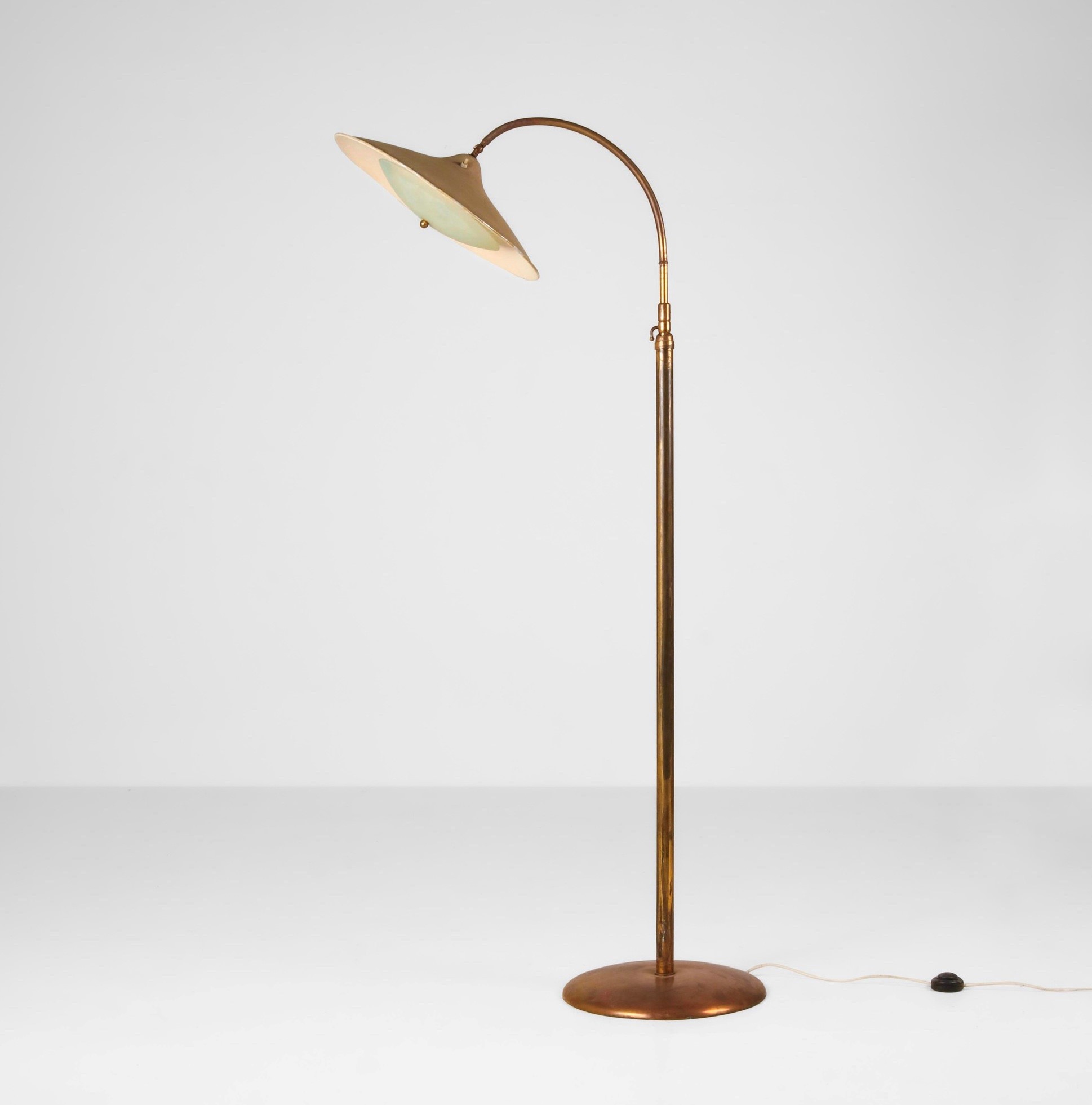 Lampada da terra estensibile, struttura in ottone con diffusore in metallo laccato e vetro satina...