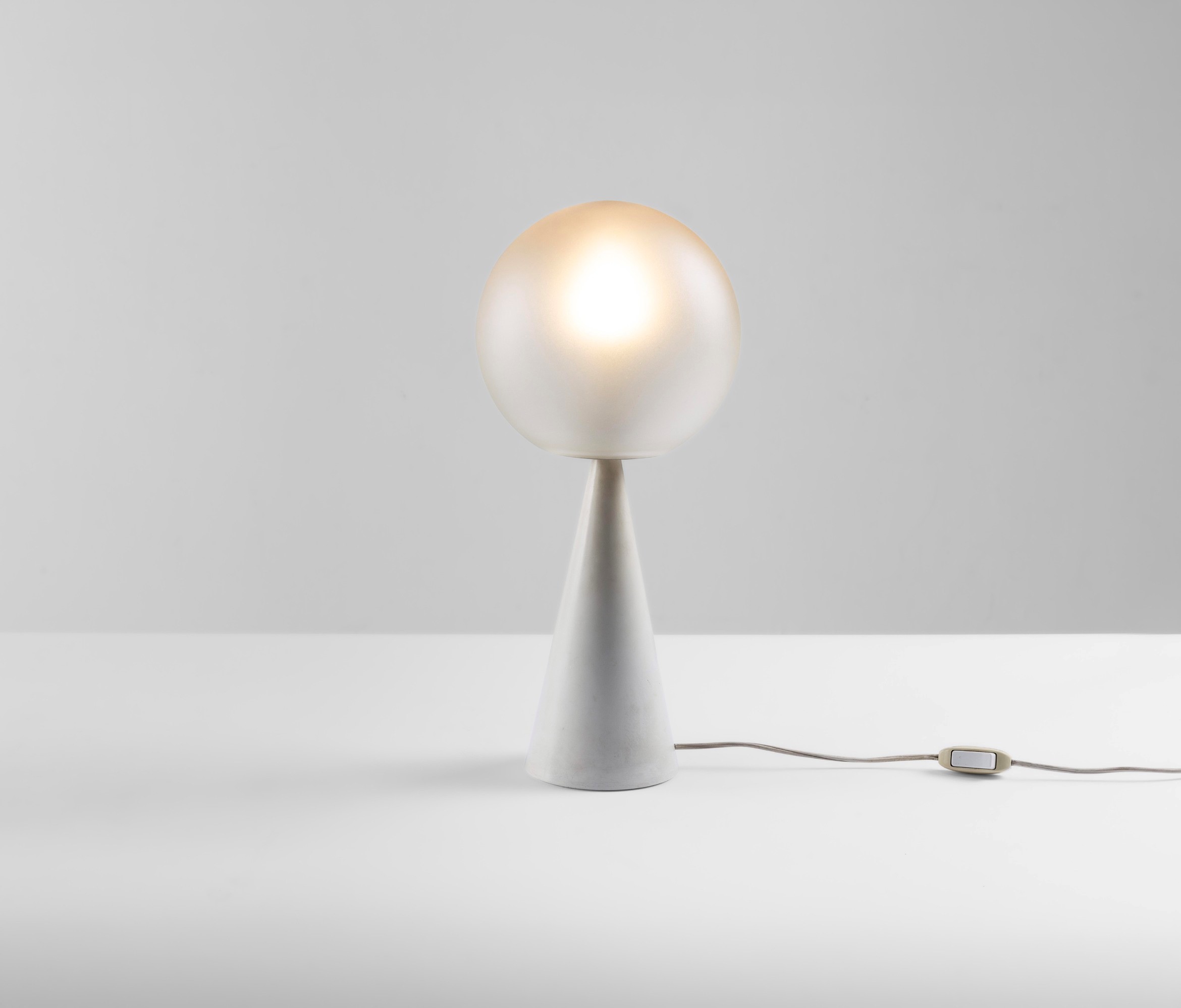 Gio Ponti - Lampada da tavolo mod. Bilia, struttura in metallo laccato e vetro satinato