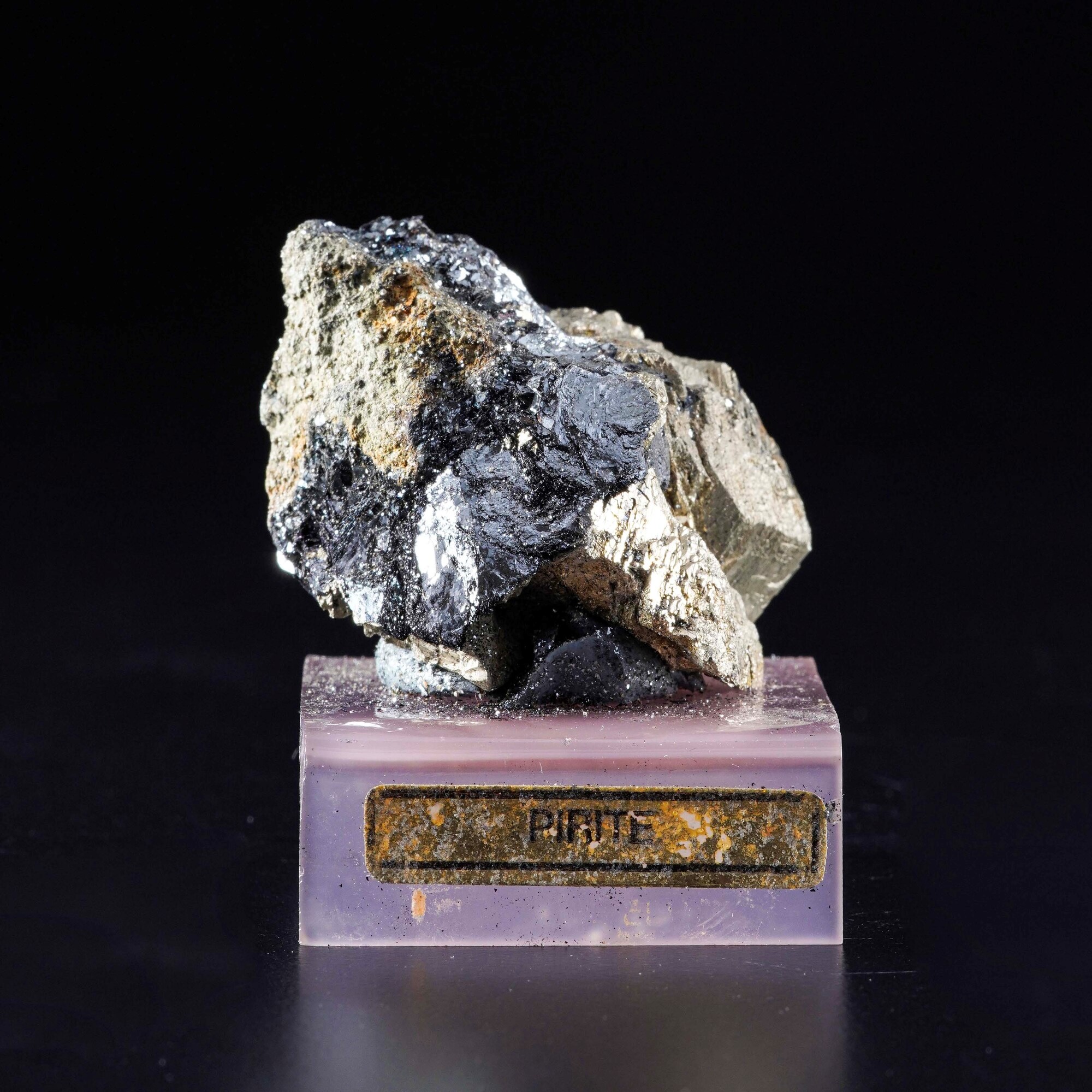 Cluster di Microcristalli di Pirite