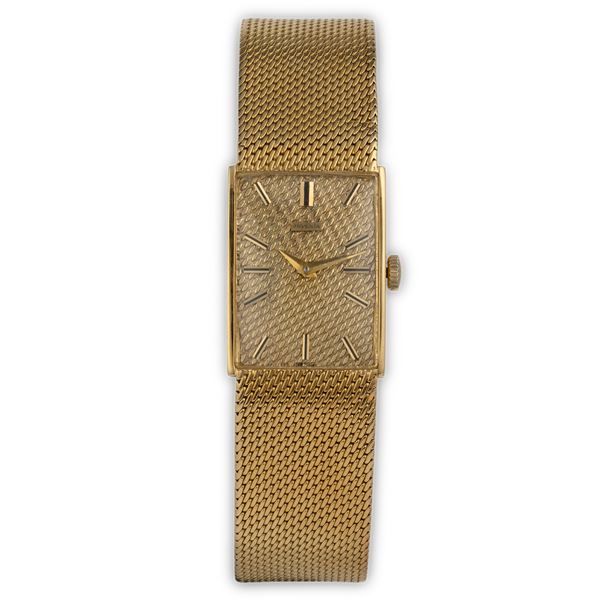Solo tempo in oro giallo 18k con bracciale integrato maglia milanese, quadrante dorè lavorato con indici applicati e lancette Dauphine, carica manuale, 26x19 mm, 49,3 g