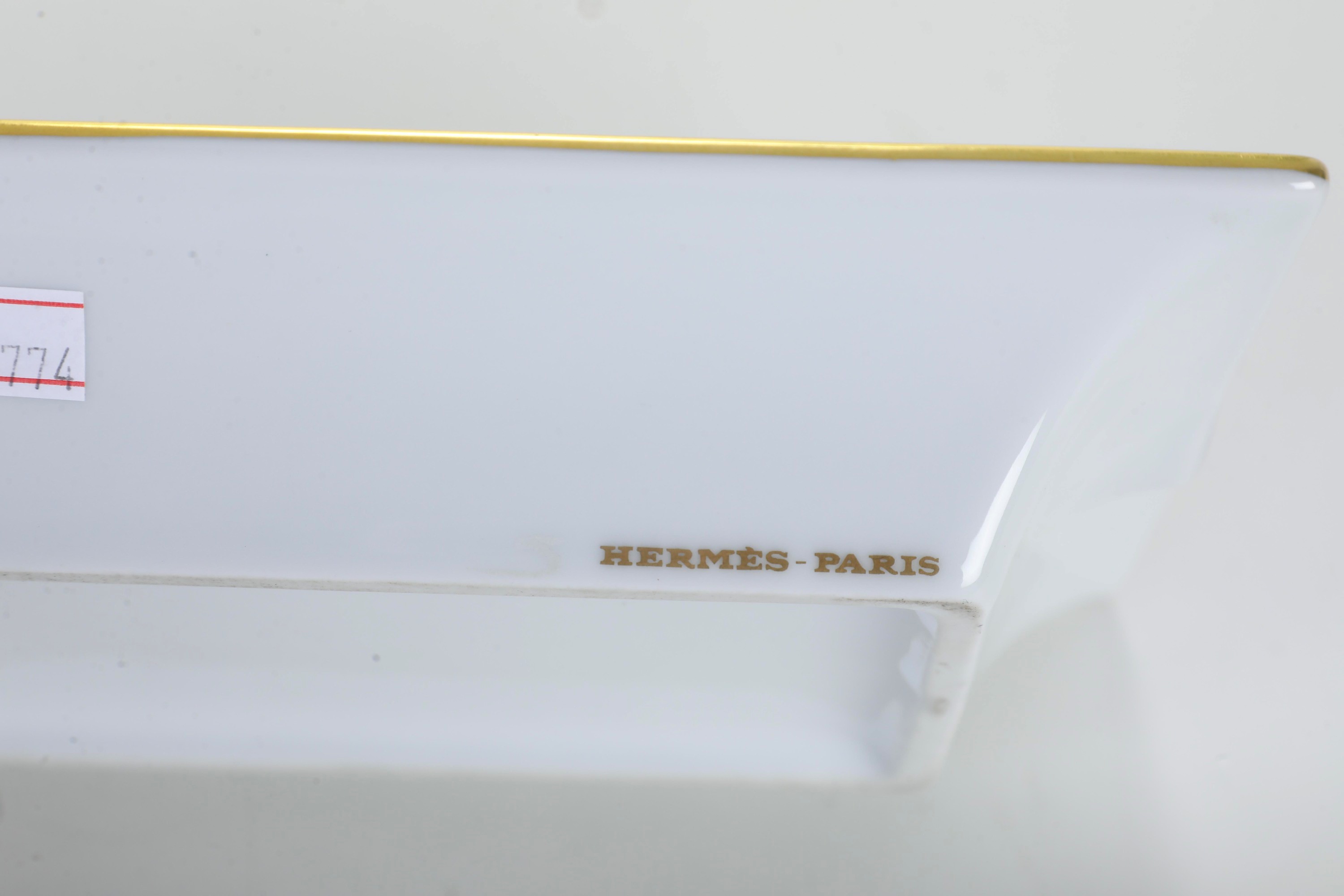 Hermès, Porcellana decorativa con mano stilizzata