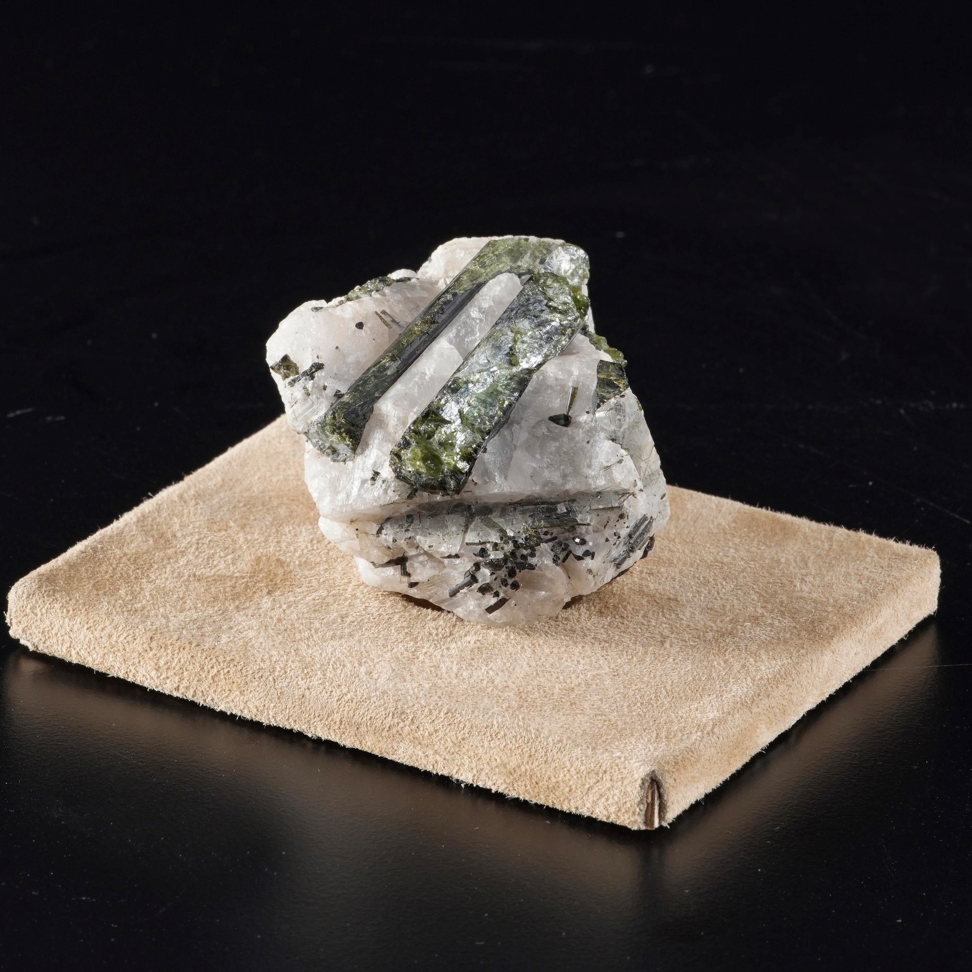 Tormalina Verde su Matrice in Calcite