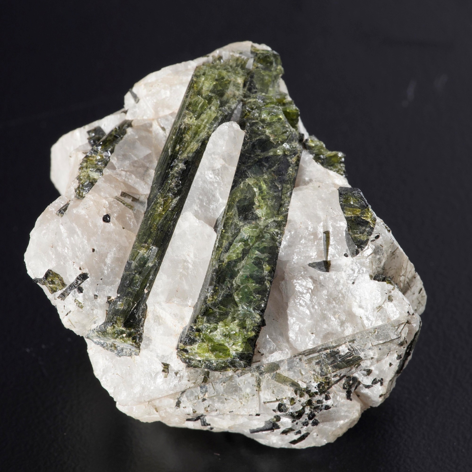 Tormalina Verde su Matrice in Calcite