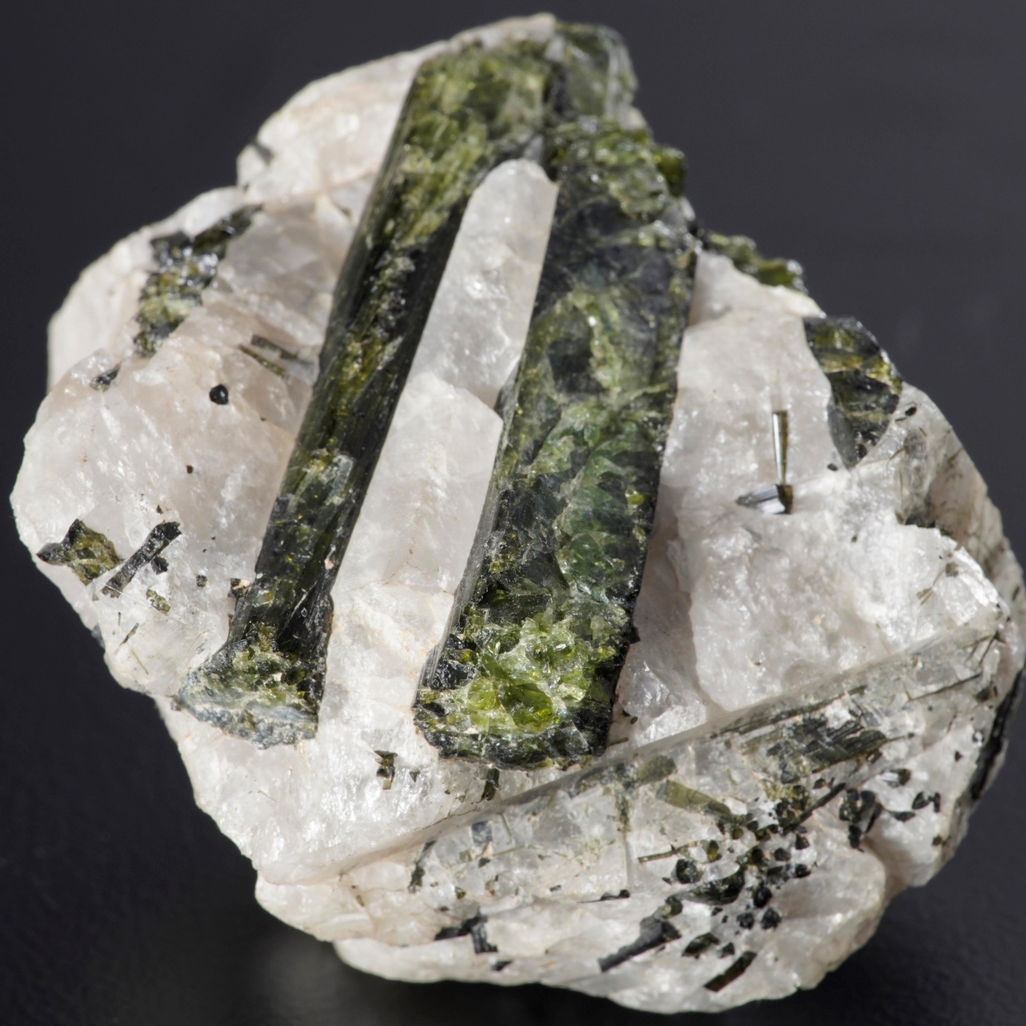 Tormalina Verde su Matrice in Calcite