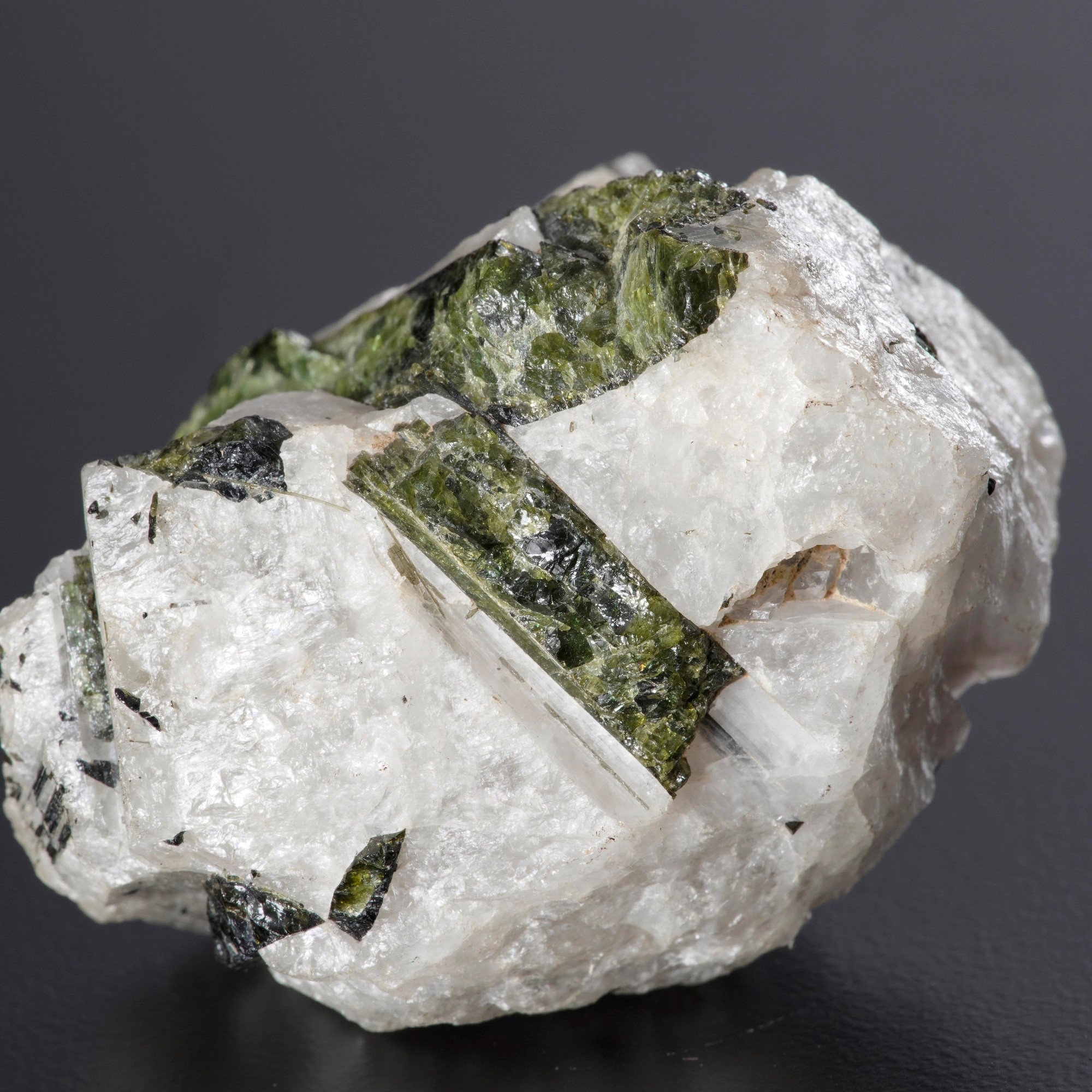 Tormalina Verde su Matrice in Calcite