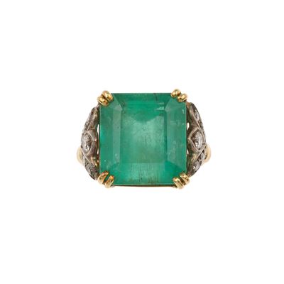 Anello in oro giallo 750/1000 con smeraldo della Colombia e diamanti