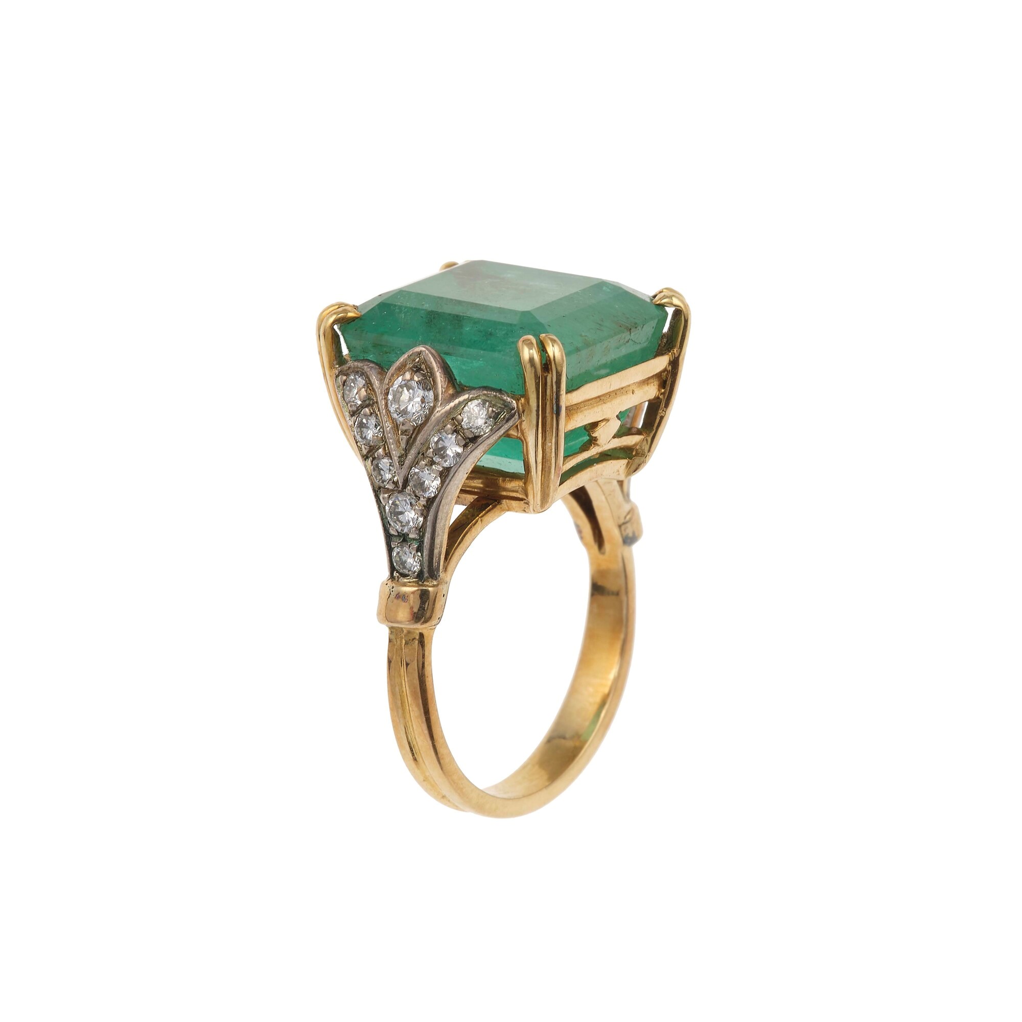 Anello in oro giallo 750/1000 con smeraldo della Colombia e diamanti