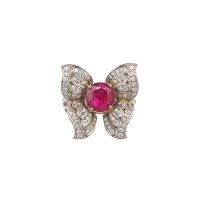 Anello a farfalla, in oro bianco 750/1000 con rubino trattato (ct 2.00 circa) e diamanti (ct 1.00...