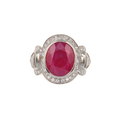Anello con rubino trattato e diamanti, montatura in oro bianco 750/1000