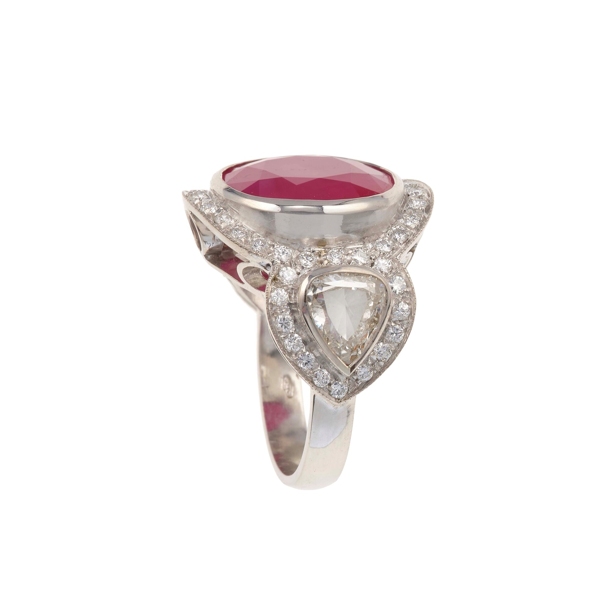 Anello con rubino trattato e diamanti, montatura in oro bianco 750/1000