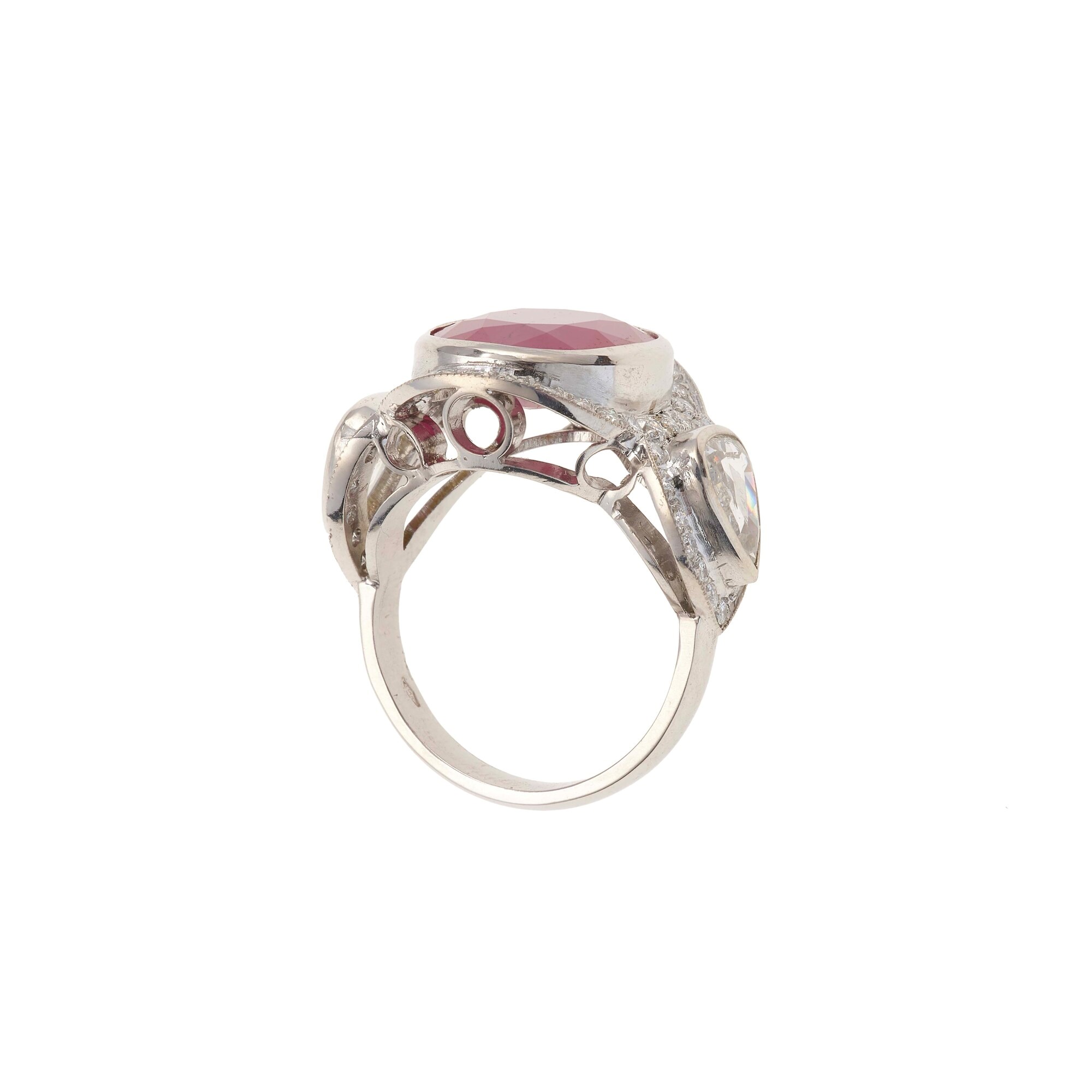 Anello con rubino trattato e diamanti, montatura in oro bianco 750/1000