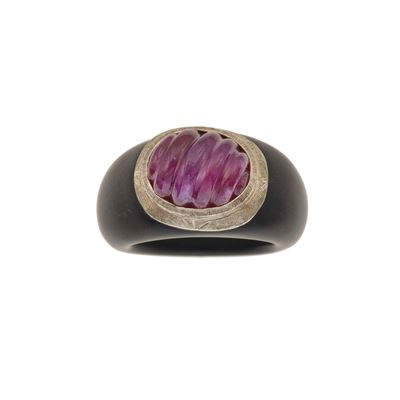 Anello con rubino inciso, montatura in resina e oro bianco 750/1000