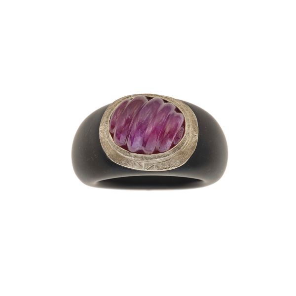 Anello con rubino inciso