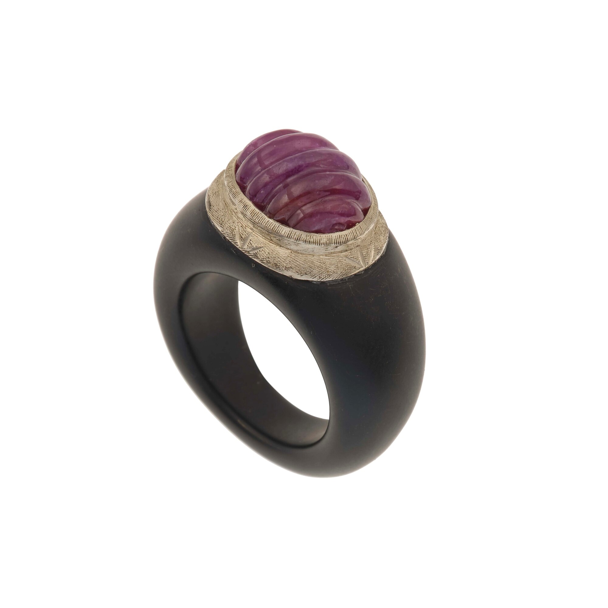 Anello con rubino inciso, montatura in resina e oro bianco 750/1000