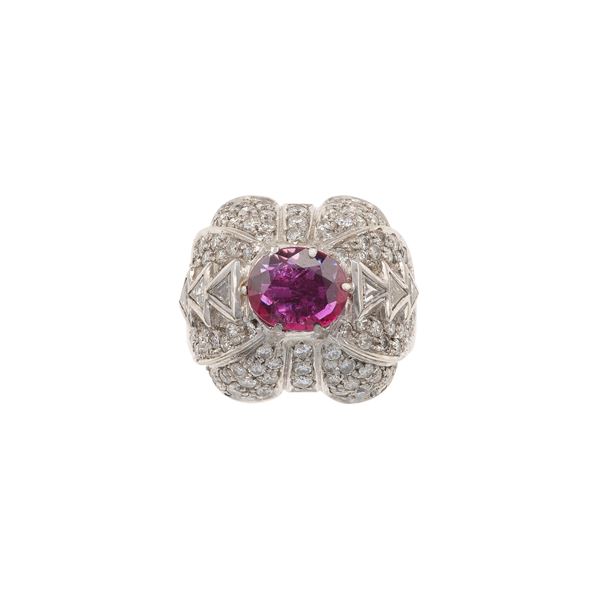 Anello con rubino di ct 1.50 circa e diamanti