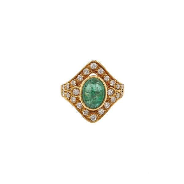 Anello con smeraldo taglio cabochon di ct 2.00 circa e diamanti