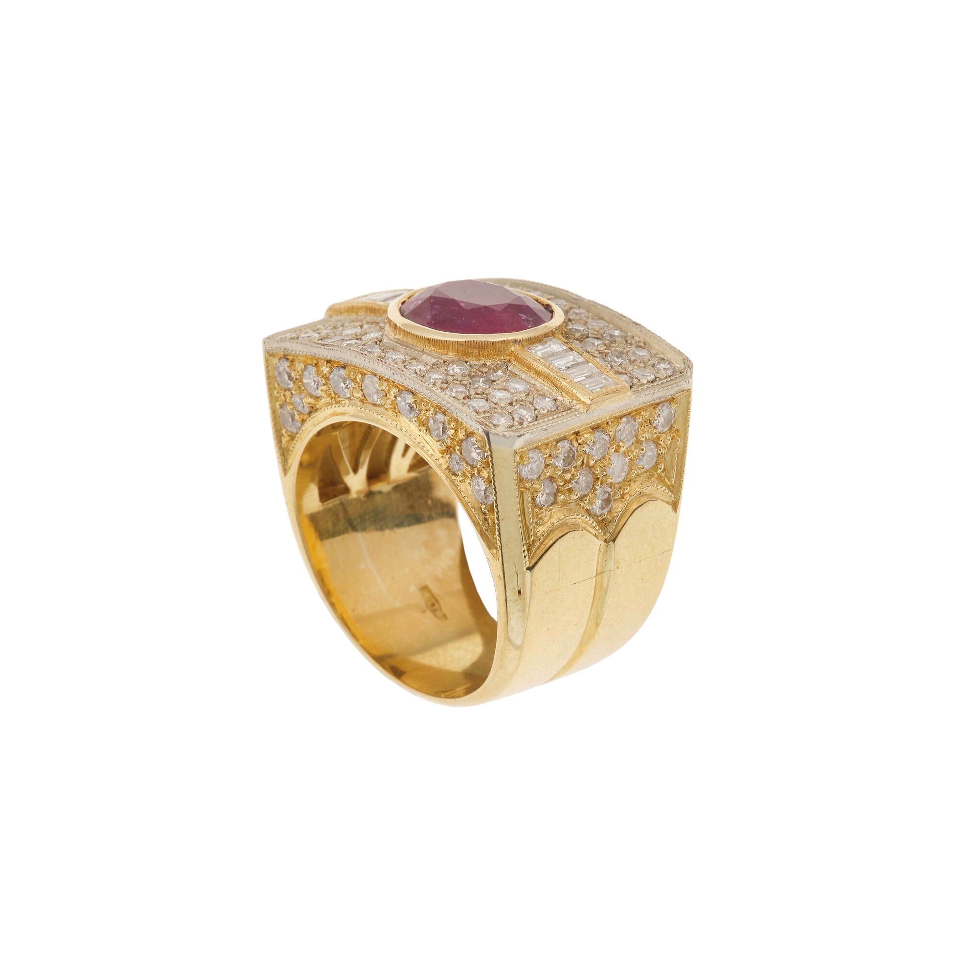 Anello in oro giallo 750 con rubino (ct 5,00 ca.) e diamanti