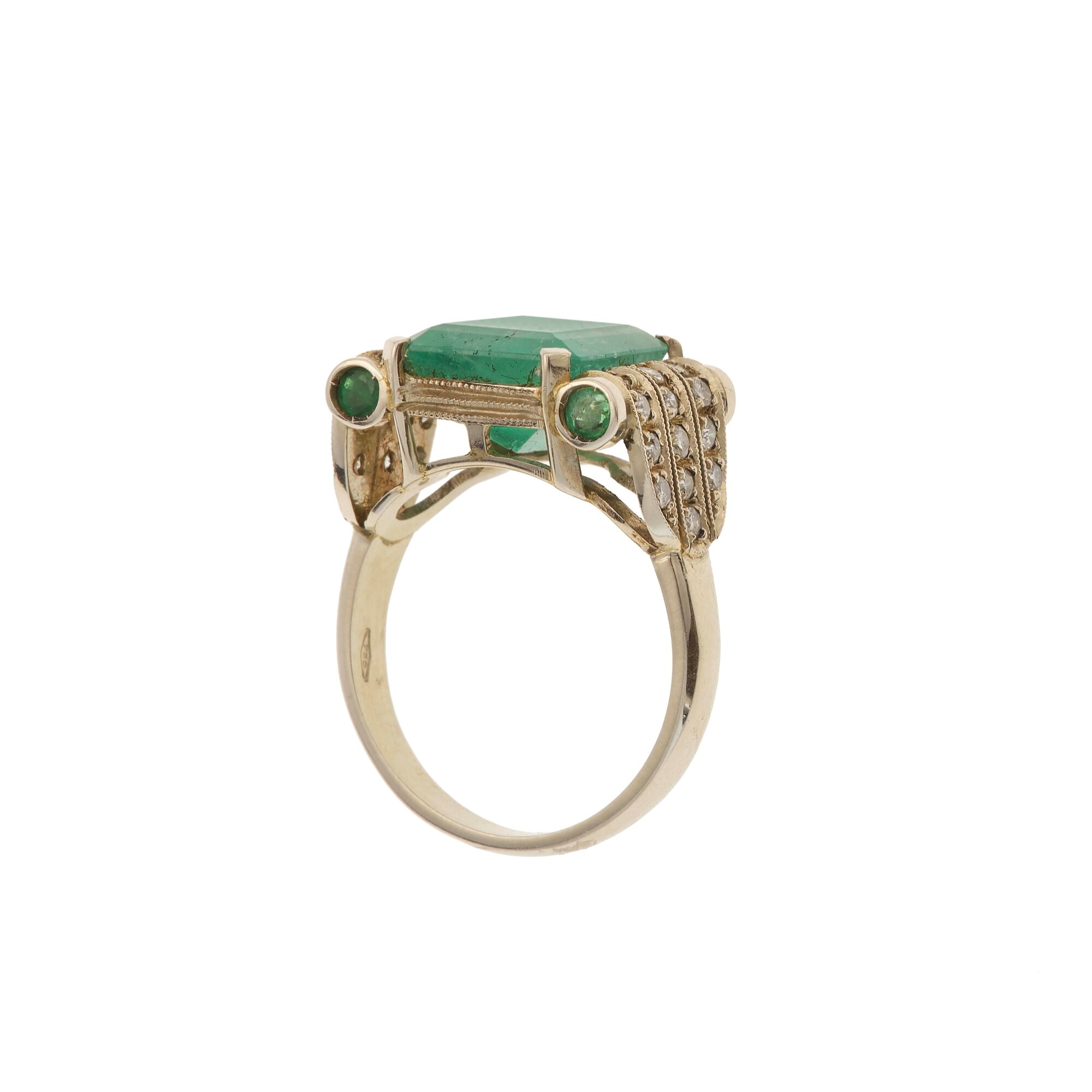 Anello, smeraldo, piccoli diamanti, oro bianco 750/1000