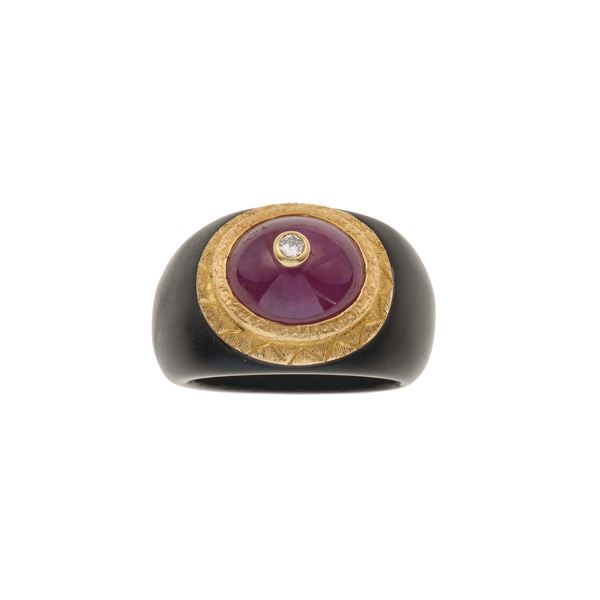 Anello con rubino taglio cabochon e diamante