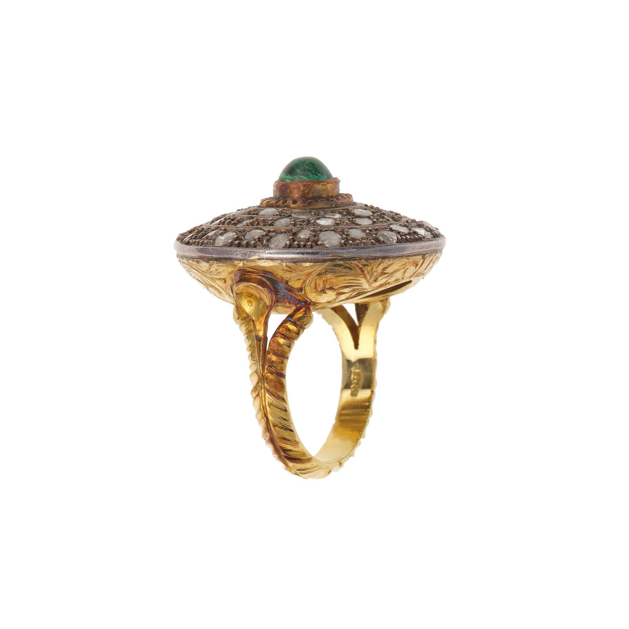 Anello con piccolo smeraldo cabochon e rosette di diamante, oro giallo 750/1000 e argento