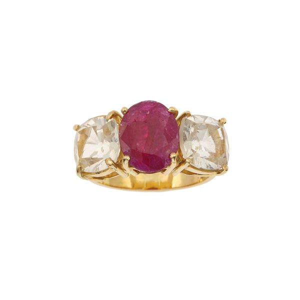 Anello con rubino trattato e zaffiri gialli
