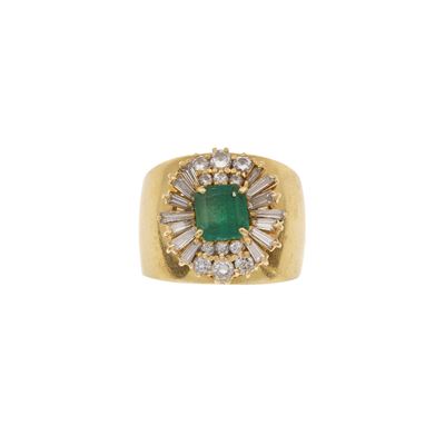 Anello a fascia in oro giallo 750/1000 con smeraldo centrale (ca. ct 1,30) e diamanti a contorno ...