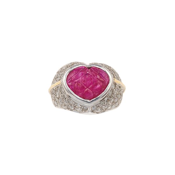 Anello con rubino inciso, taglio a cuore