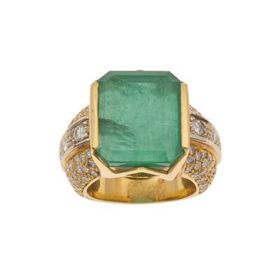 Anello in oro giallo 750/1000 con smeraldo del Brasile (ct ca. 14,00) danneggiato e diamanti (ct ...