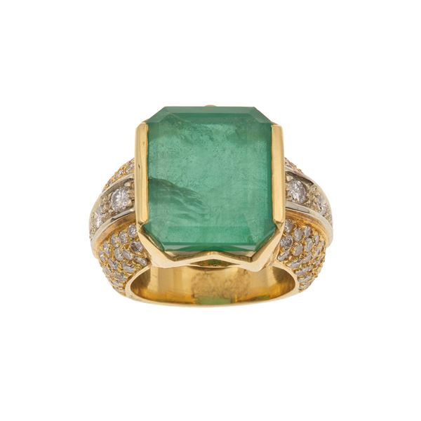 Anello con smeraldo Brasile di ct 14.00 circa, danneggiato, e diamanti