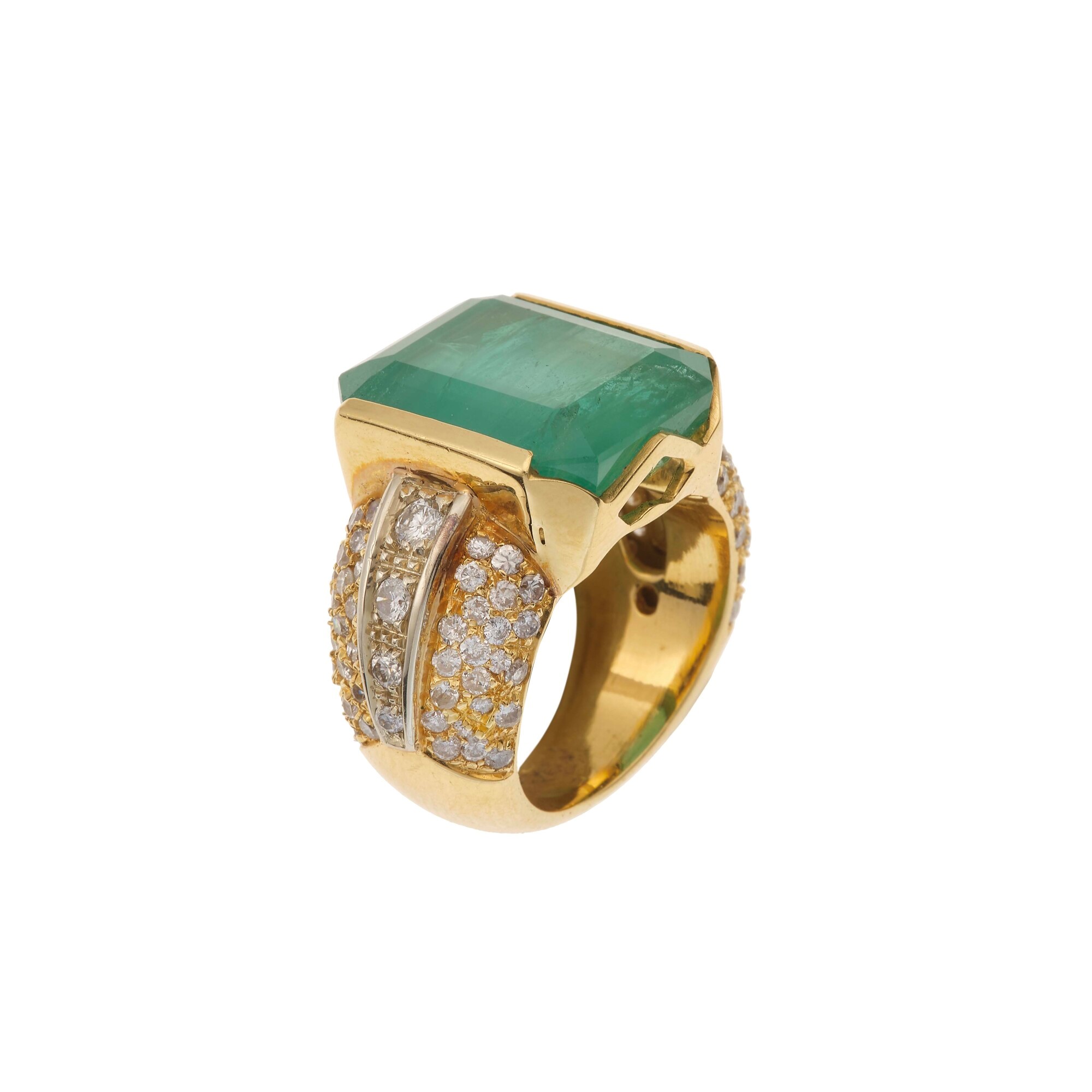Anello in oro giallo 750/1000 con smeraldo del Brasile (ct ca. 14,00) danneggiato e diamanti (ct ...