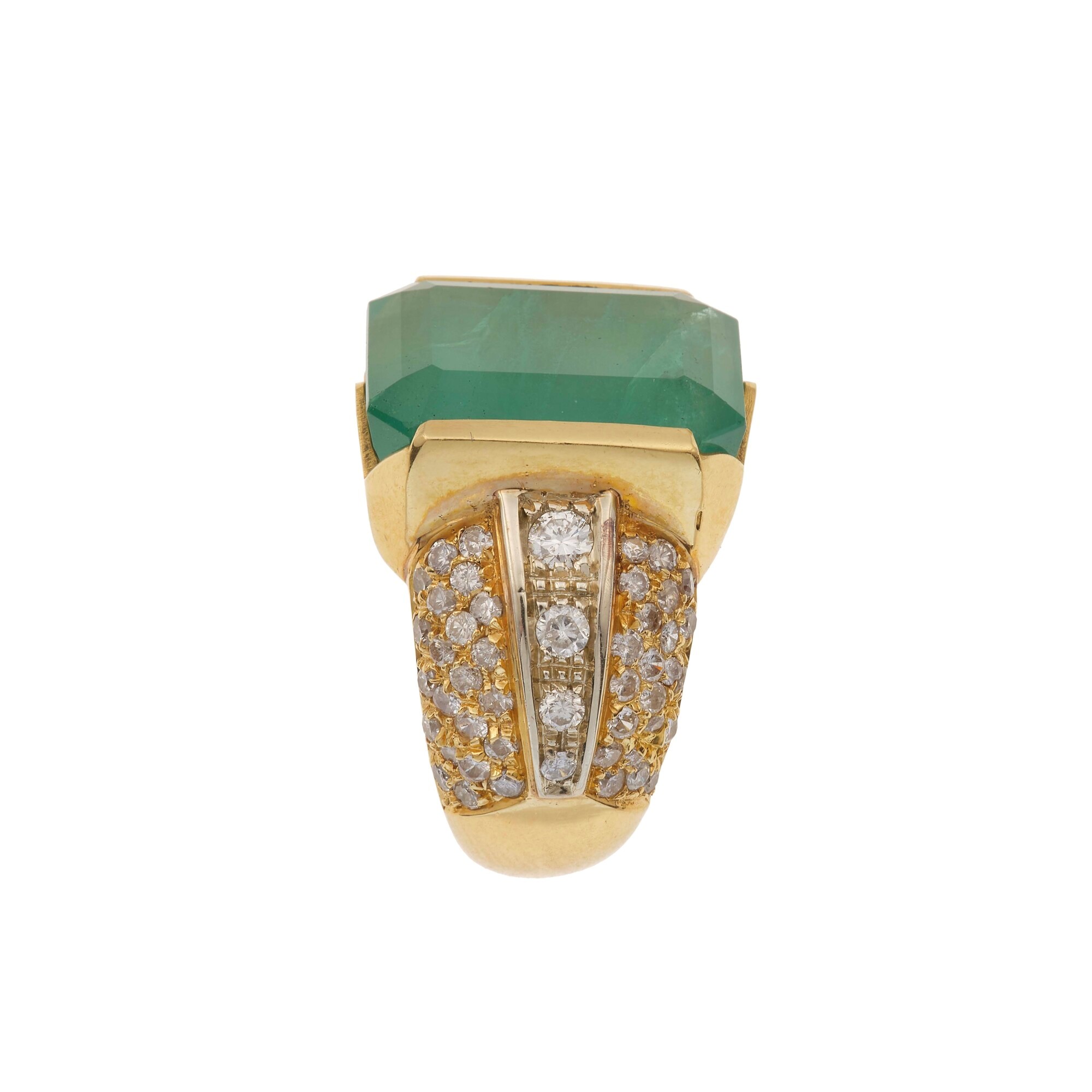 Anello in oro giallo 750/1000 con smeraldo del Brasile (ct ca. 14,00) danneggiato e diamanti (ct ...