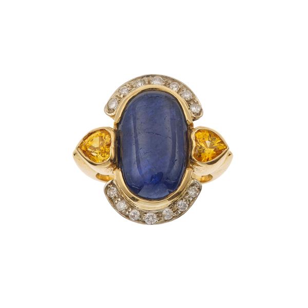 Anello con zaffiro, due zaffiri gialli e diamanti