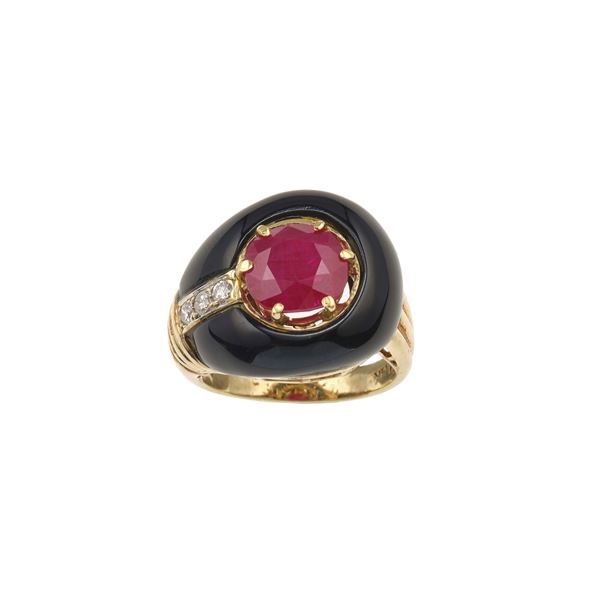 Anello con rubino trattato, onice e piccoli diamanti