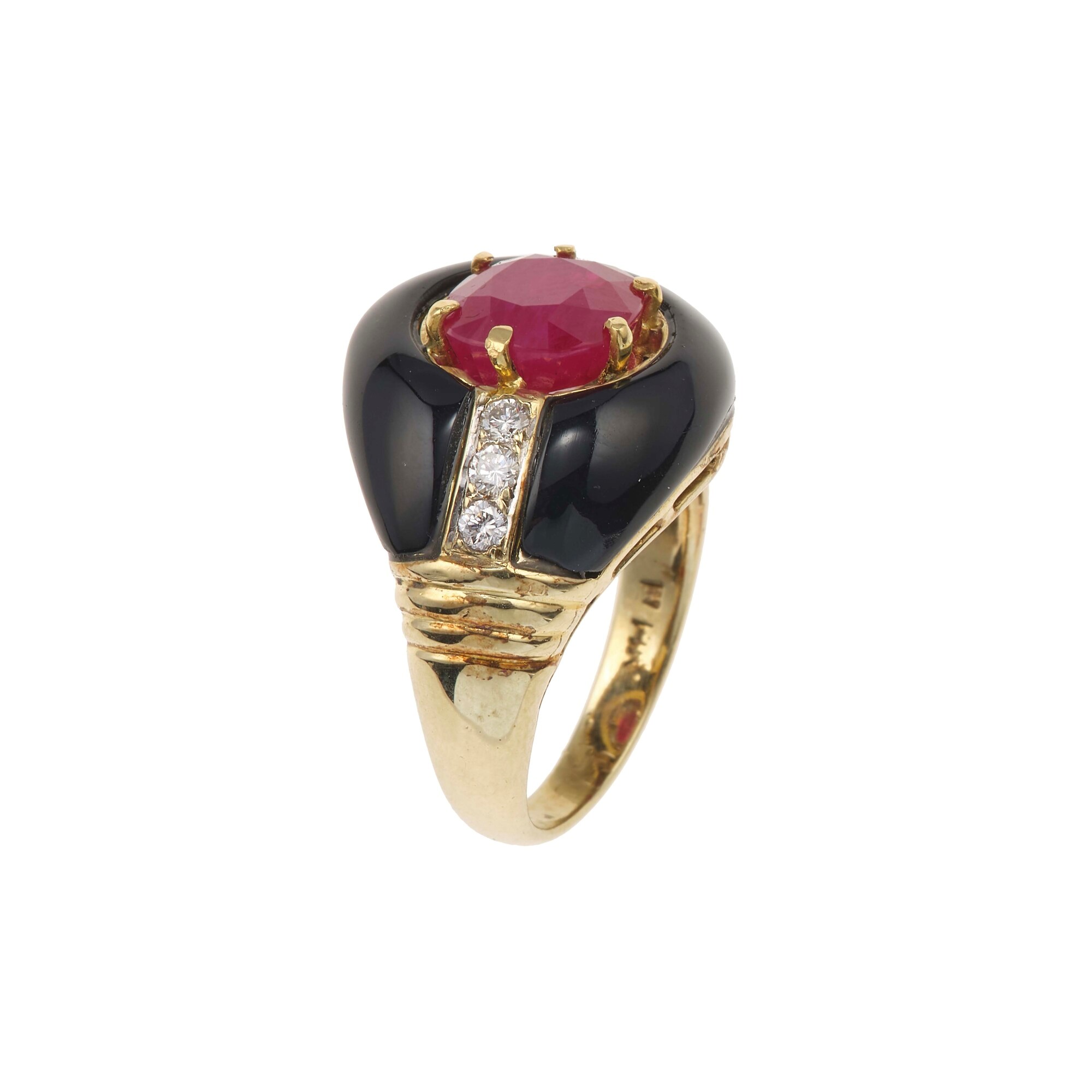 Anello in oro giallo 750/1000 con rubino scaldato, onice e piccoli diamanti