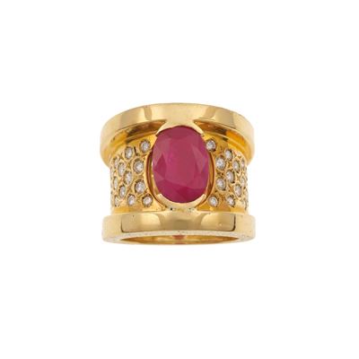 Anello con rubino trattato (ct 2.50 circa) e diamanti a contorno, oro giallo 750/1000