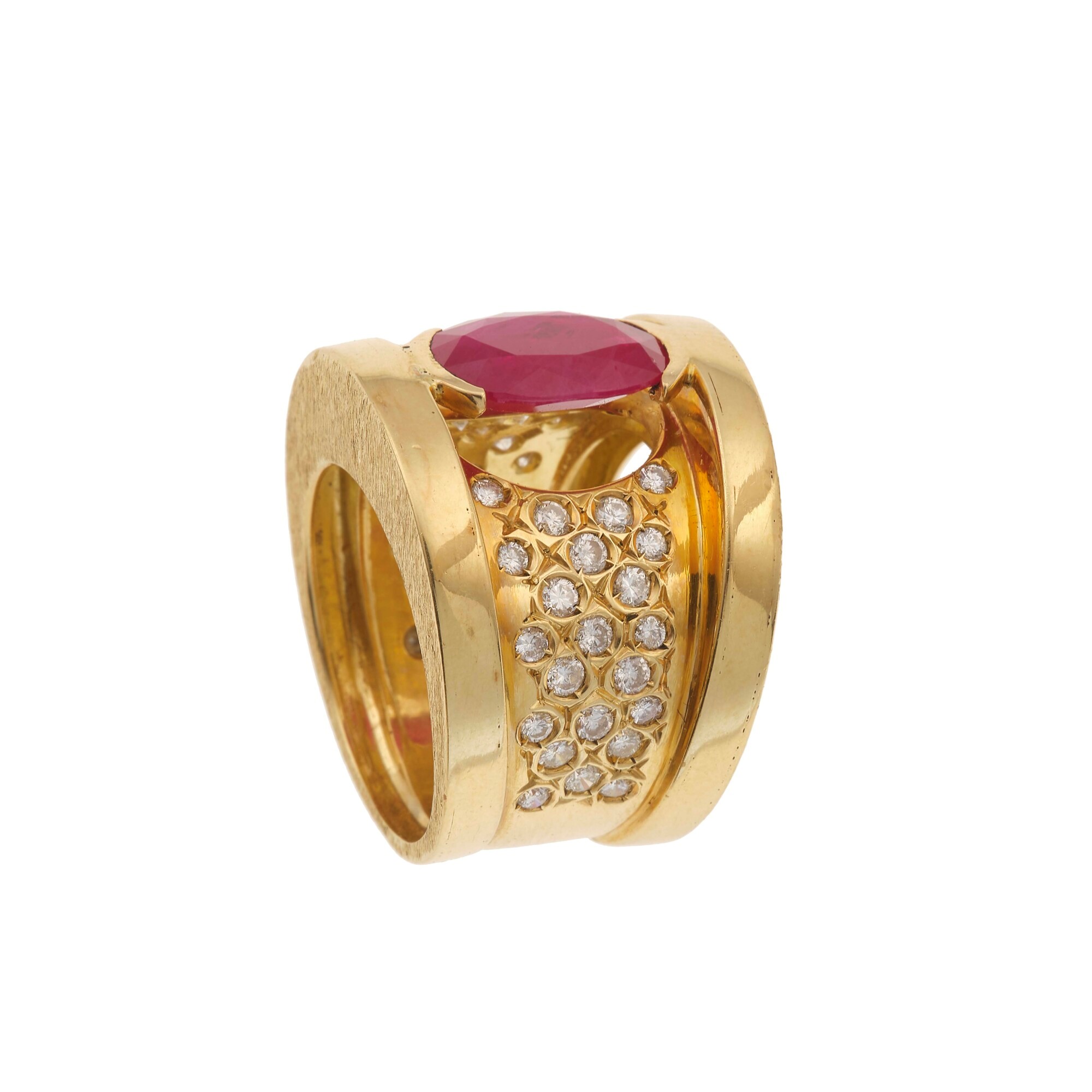 Anello con rubino trattato (ct 2.50 circa) e diamanti a contorno, oro giallo 750/1000