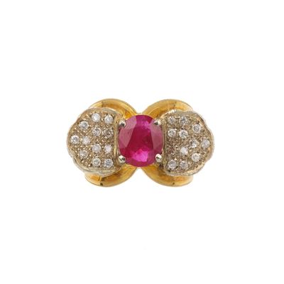 Anello in oro giallo e oro bianco 750/1000 con rubino (ct 2.50 circa) e diamanti (ct 1.00 circa)